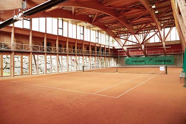 <b>Tennishalle
