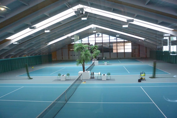 <b>Tennishalle