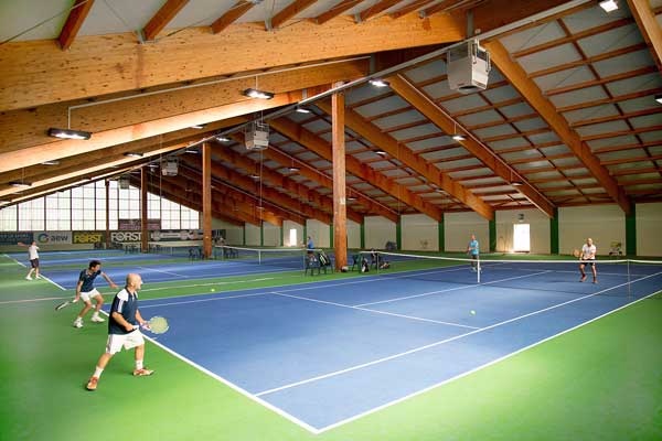 <b>Tenniscamp Naturns mit 4 Hallenplätzen (Gummigranulat)