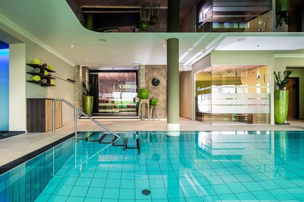 <b>Indoor-Pool