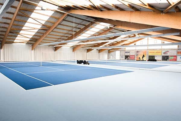 <b>3-Feld-Tennishalle mit Teppichboden